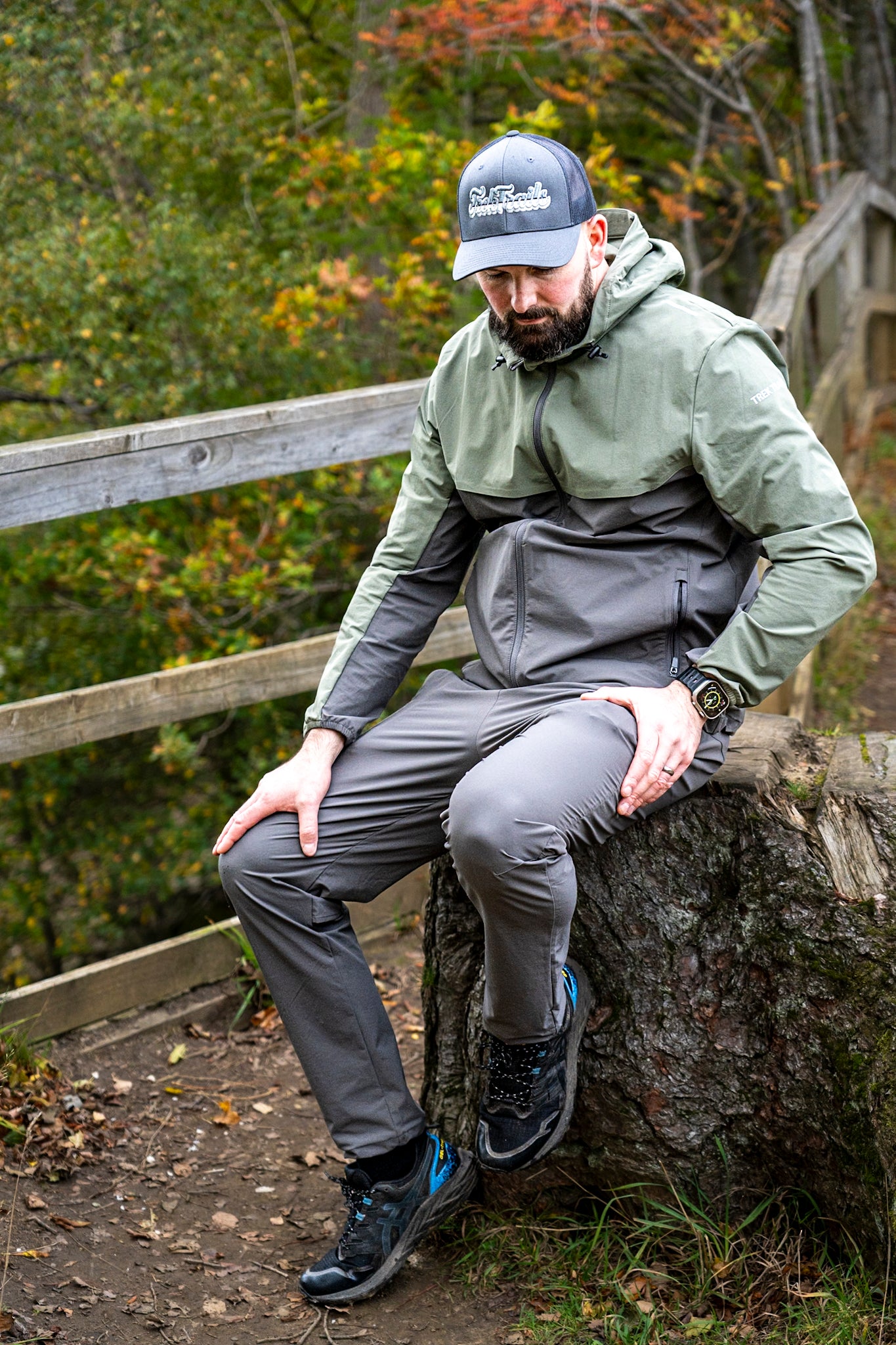 TRAIL - X Windbreaker Khaki & Carbon Grey