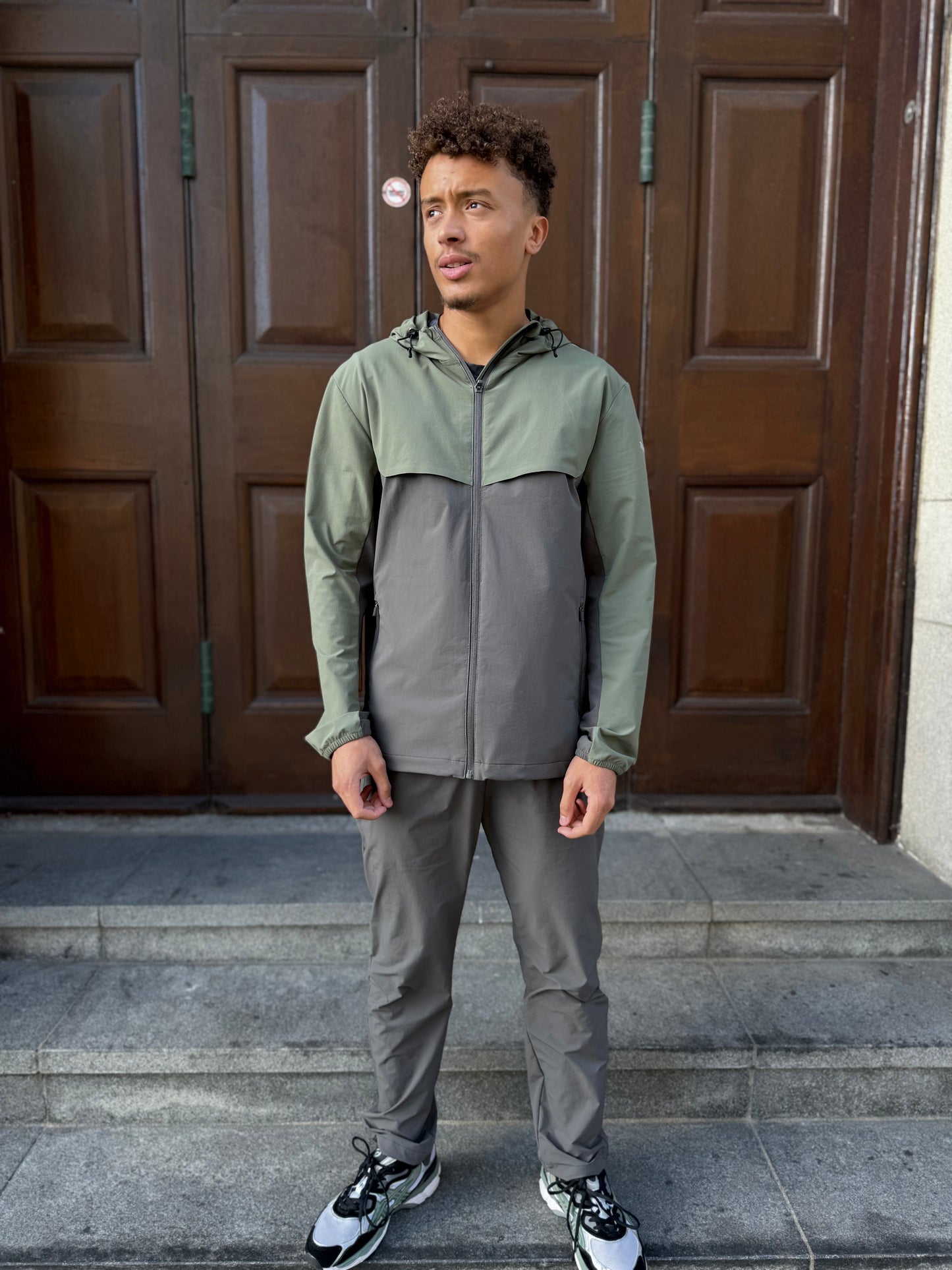 TRAIL - X Windbreaker Khaki & Carbon Grey